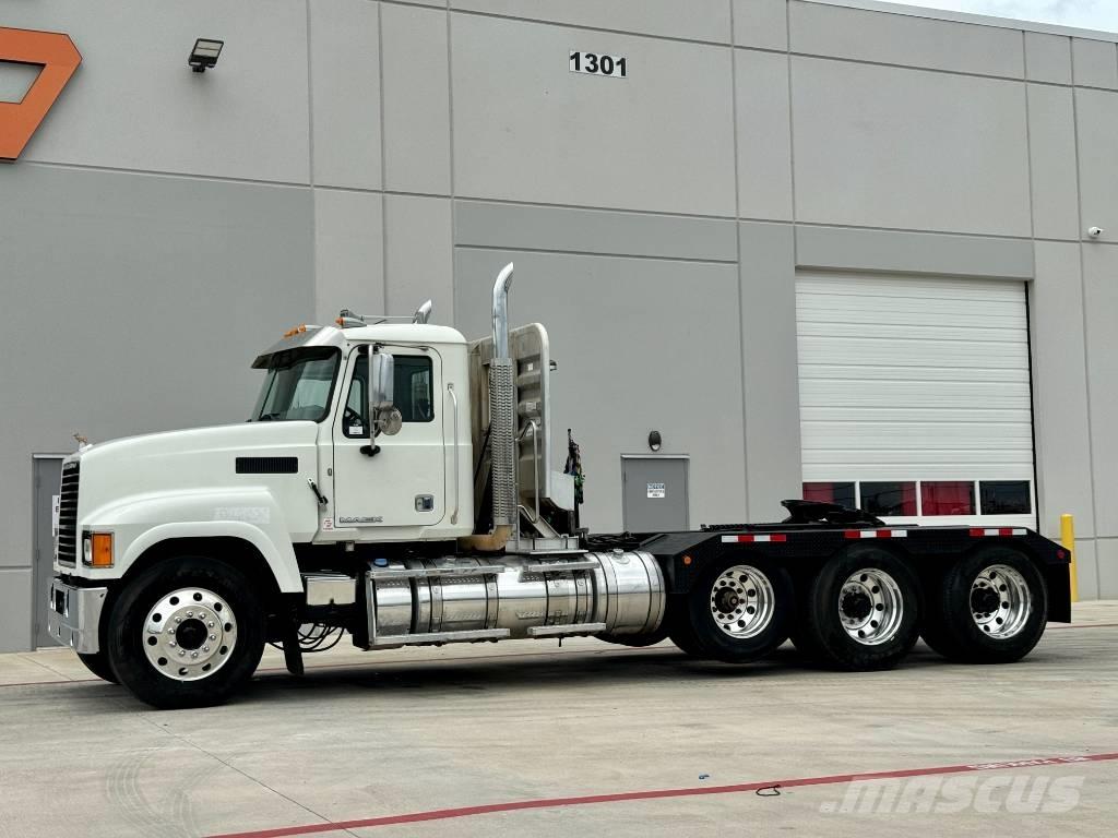 Mack CHU 613 牵引车