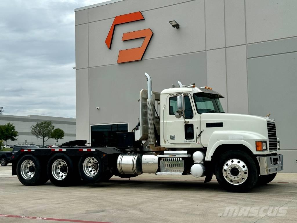 Mack CHU 613 牵引车