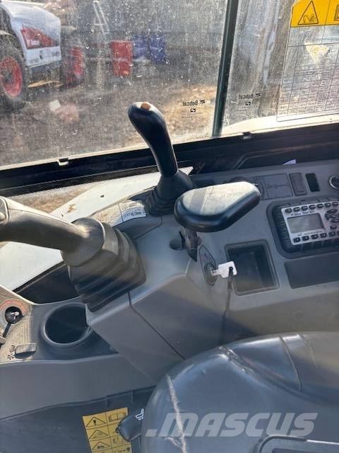 Bobcat E34 挖沟机