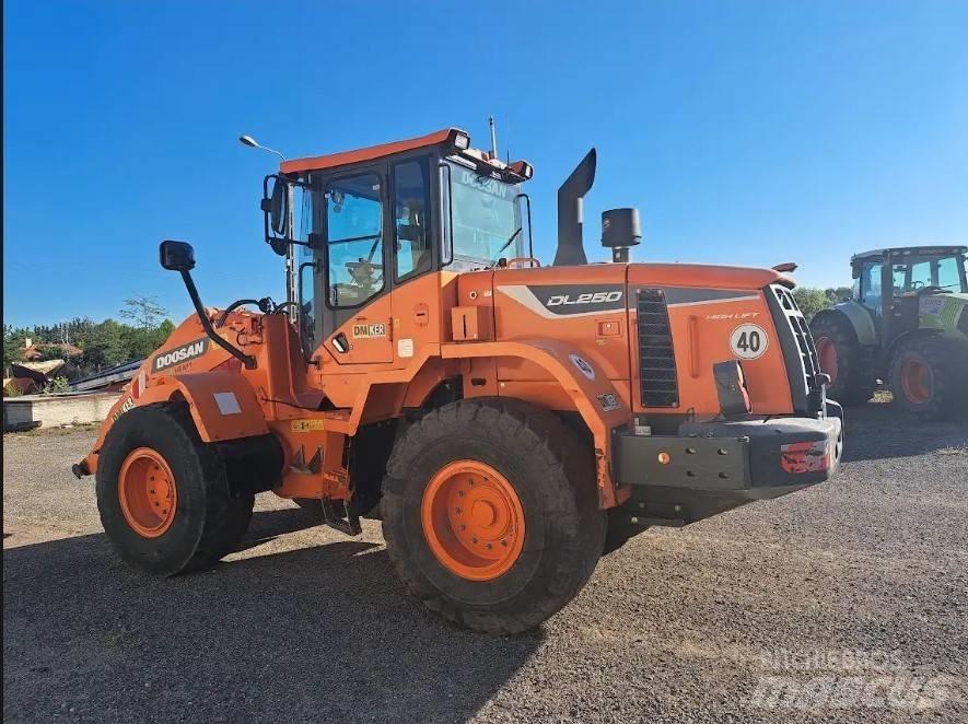 Doosan DL 250-5 前装载和挖掘机