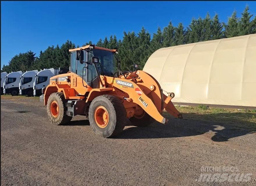 Doosan DL 250-5 前装载和挖掘机