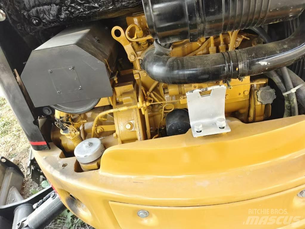 CAT 303 CR 小型挖掘机