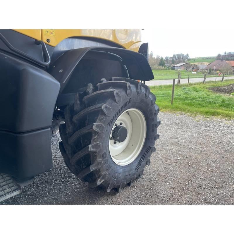 New Holland FR 700 自走式青贮饲料收割机