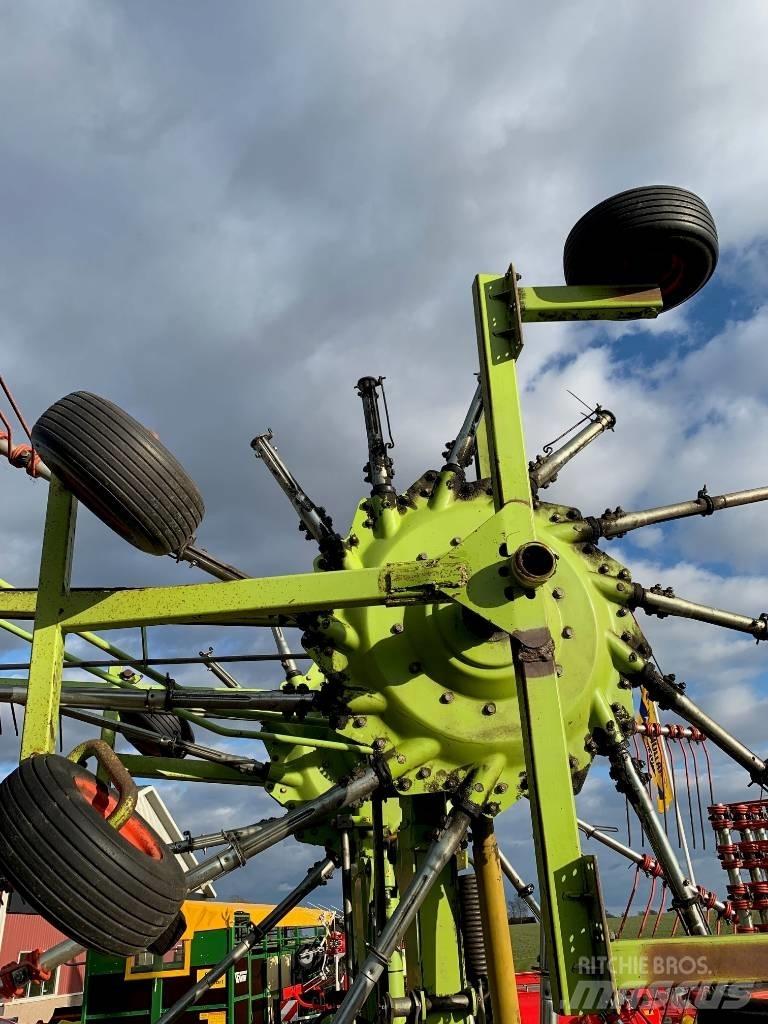 CLAAS 880 L 犁耙和摊草机