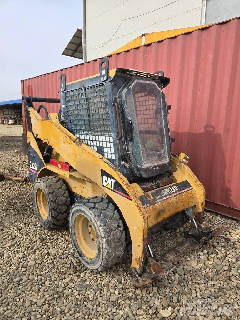 CAT 242 B 滑移装载机