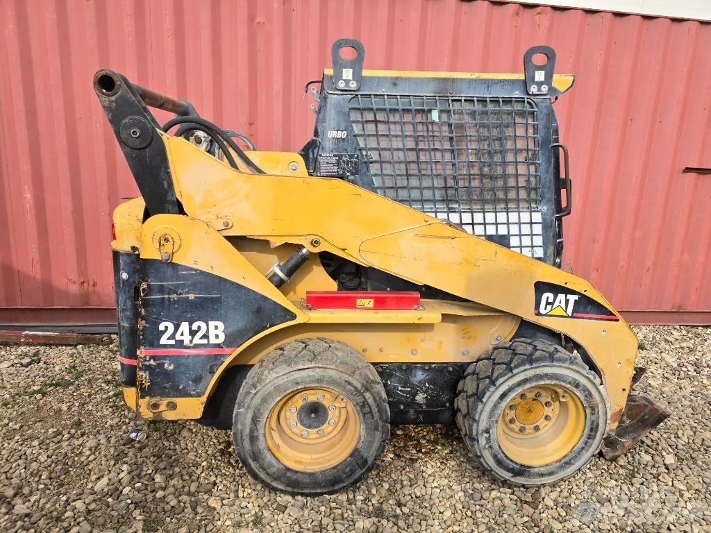 CAT 242 B 滑移装载机