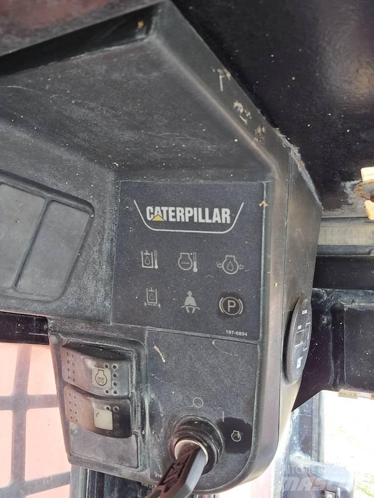 CAT 242 B 滑移装载机