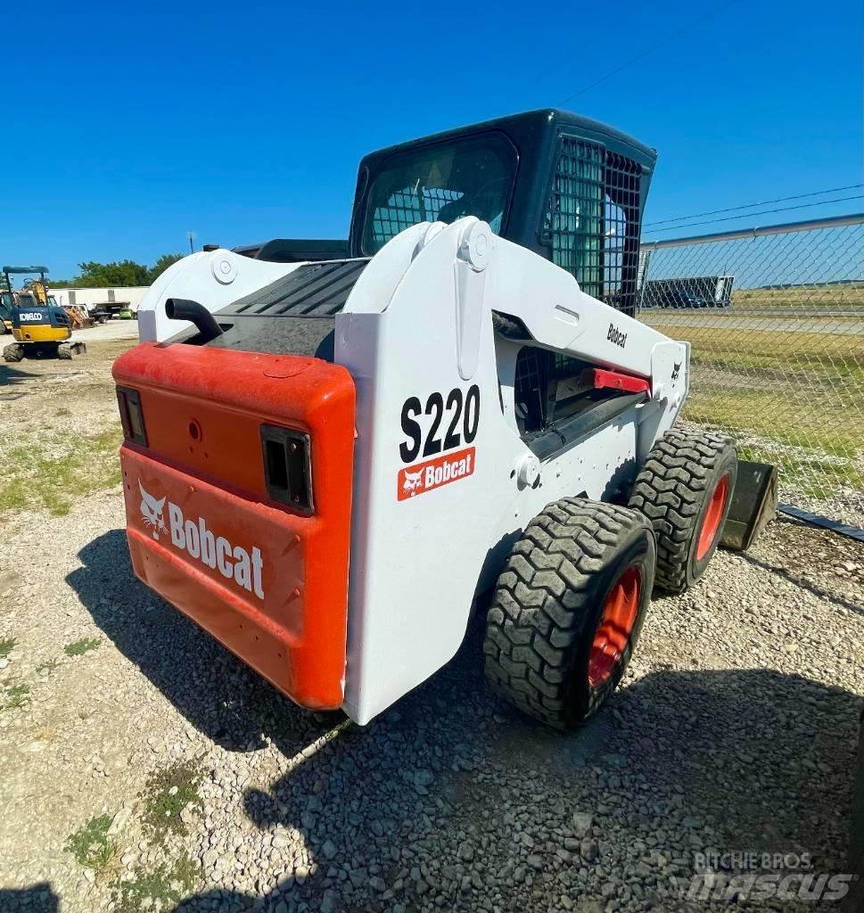 Bobcat S 220 滑移装载机