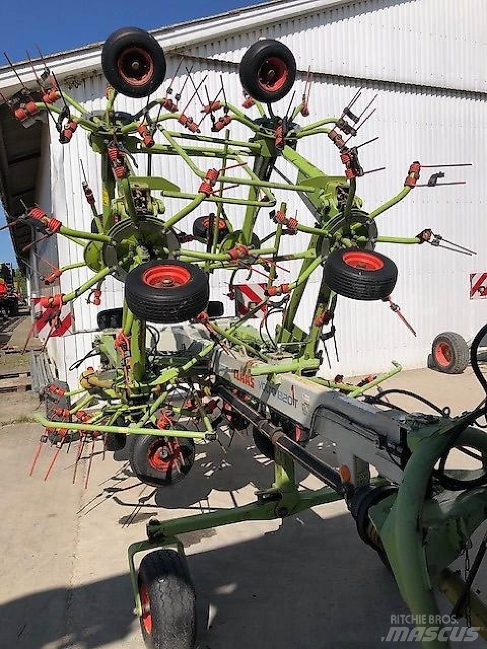 CLAAS Volto 1320 T 犁耙和摊草机