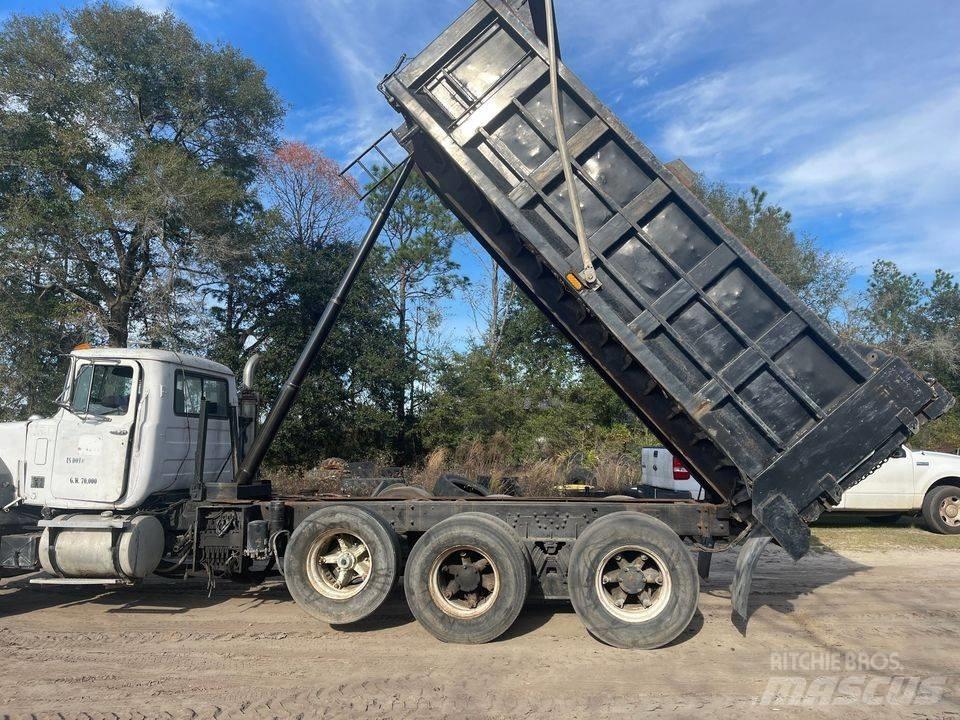 Mack dump 自卸式货车