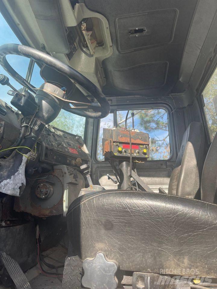 Mack dump 自卸式货车