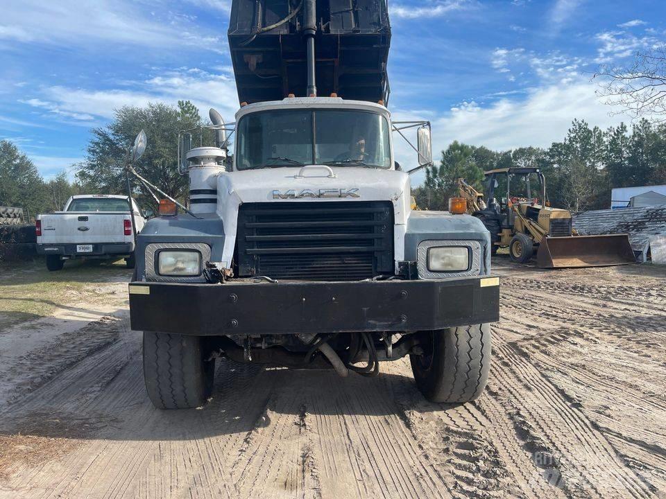 Mack dump 自卸式货车