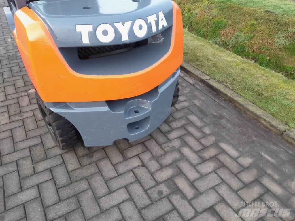 Toyota Tonero 25 柴油叉车