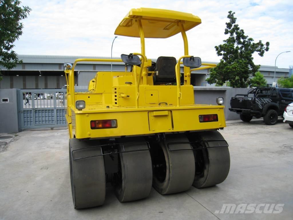 Sakai TZ 701 胶轮压路机