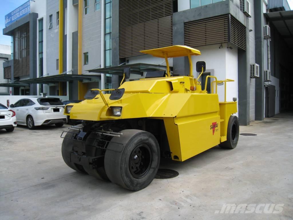 Sakai TZ 701 胶轮压路机