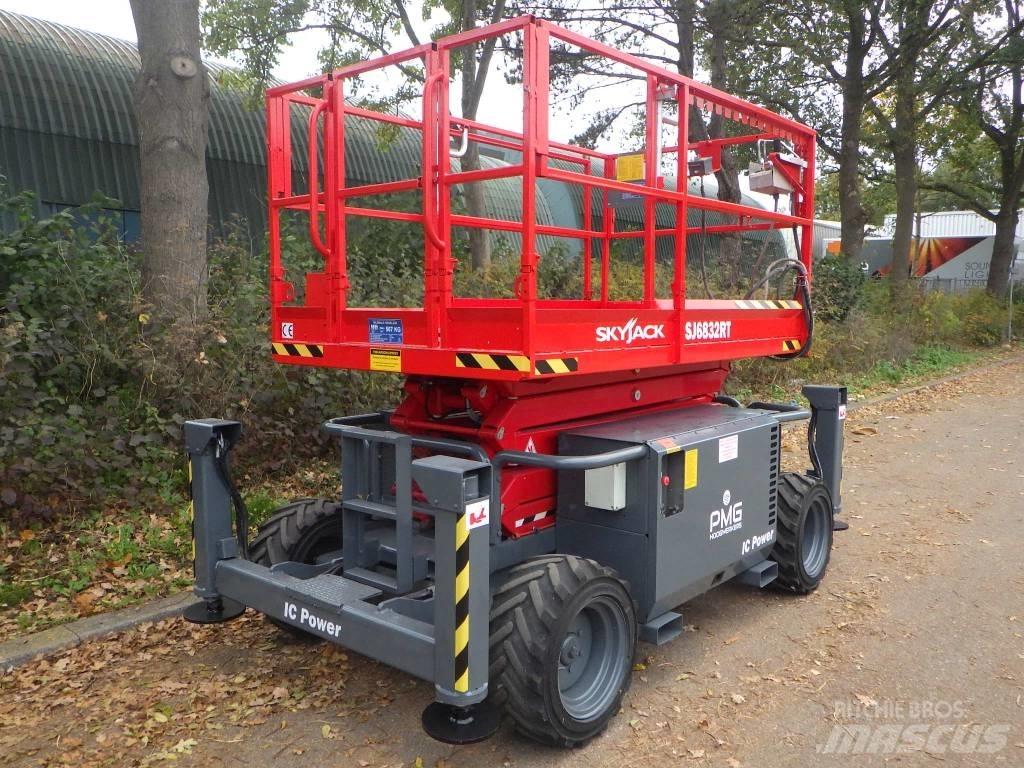 SkyJack SJ6832RT 剪叉式升降机
