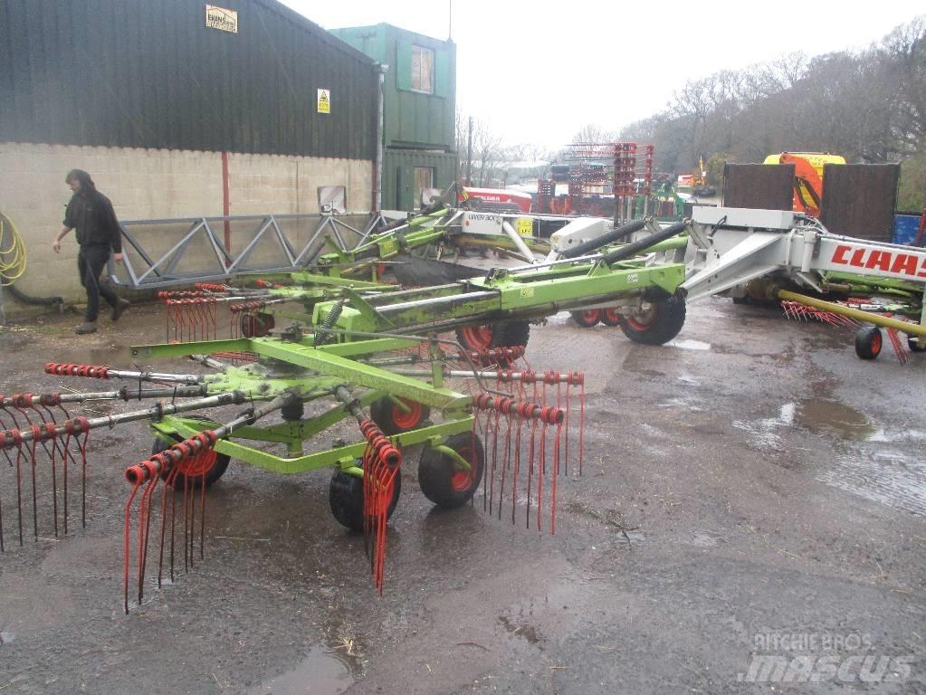 CLAAS Liner 3000 犁耙和摊草机