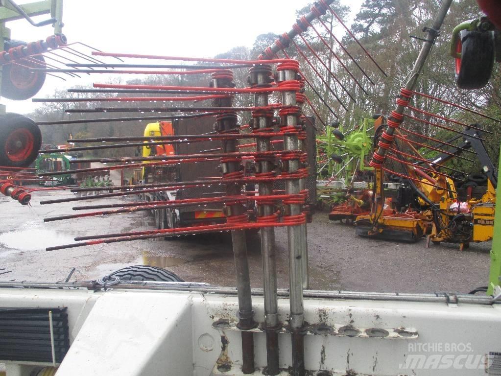 CLAAS Liner 3000 犁耙和摊草机