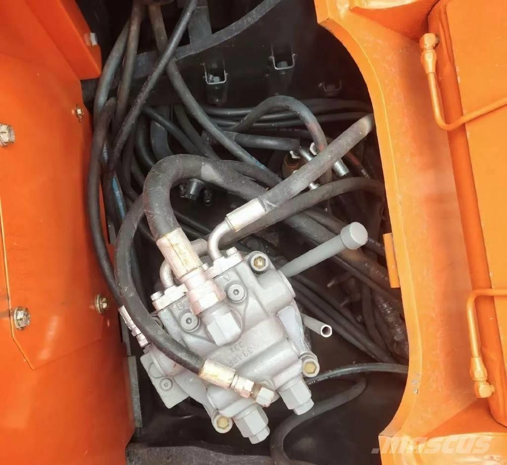 Hitachi 135 US-6 履带挖掘机