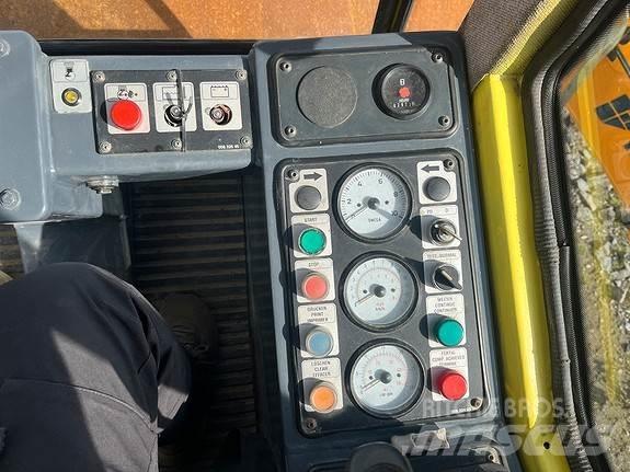 Bomag BW211 D-3 沥青摊铺机