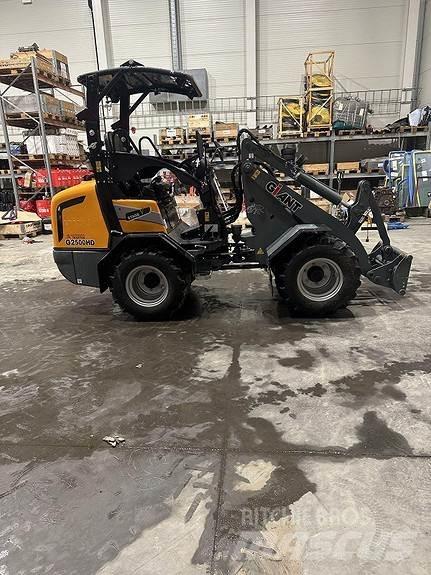 GiANT G2500HD+ 滑移装载机