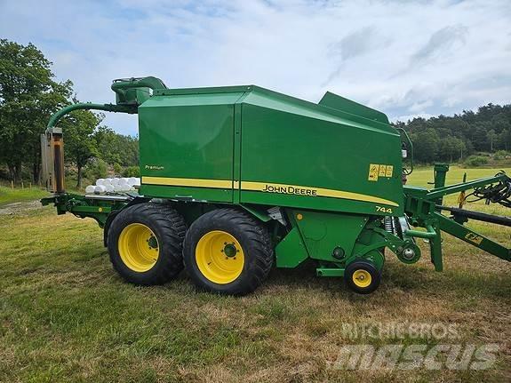 John Deere 744 圆捆打捆机