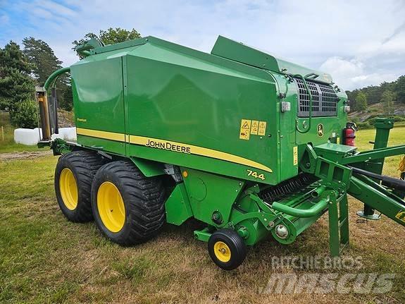 John Deere 744 圆捆打捆机