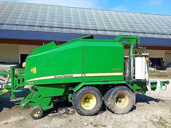 John Deere 744 圆捆打捆机