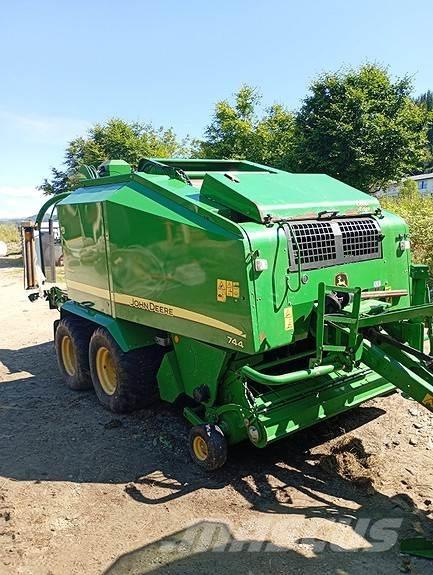 John Deere 744 圆捆打捆机