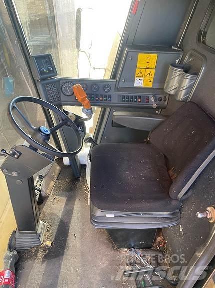 New Holland TC 56 联合收割机