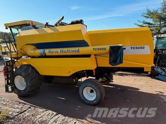 New Holland TC5050 联合收割机