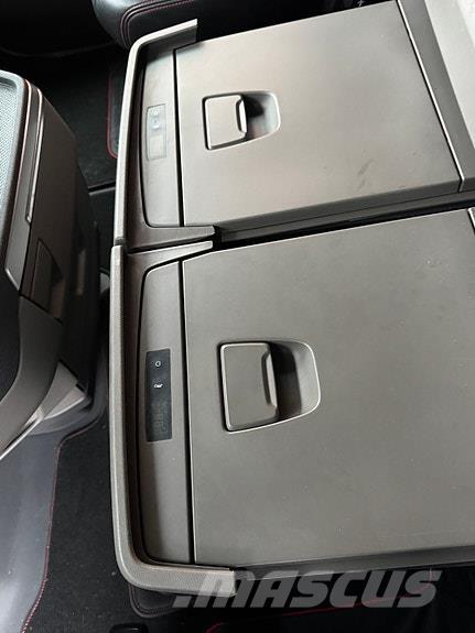 Scania S650B6X2NB 厢式货车