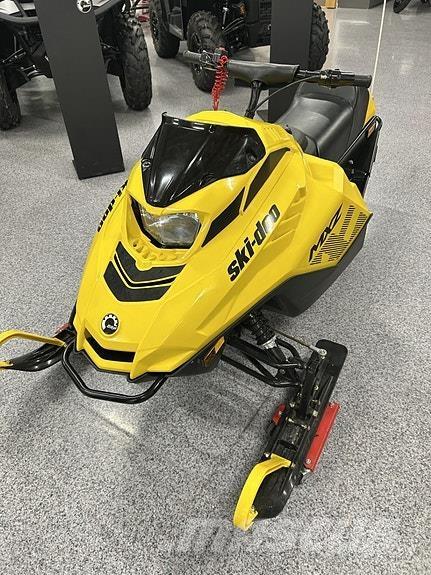 Ski-doo MXZ 120 雪地摩托车