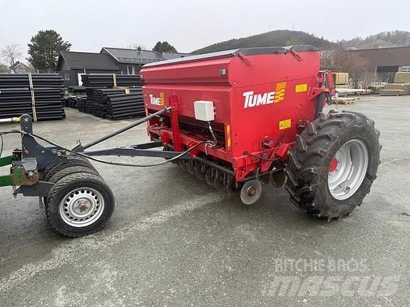Tume HKL 2500 撒肥机