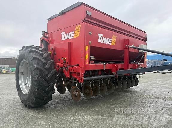 Tume HKL 2500 撒肥机