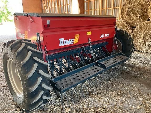Tume HKL 2500 S 撒肥机