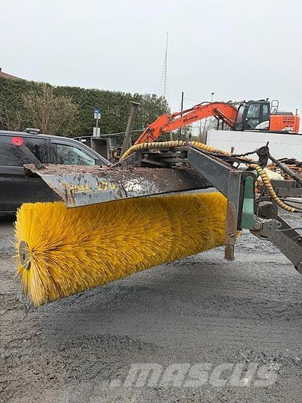   其他清扫车和扫雪车