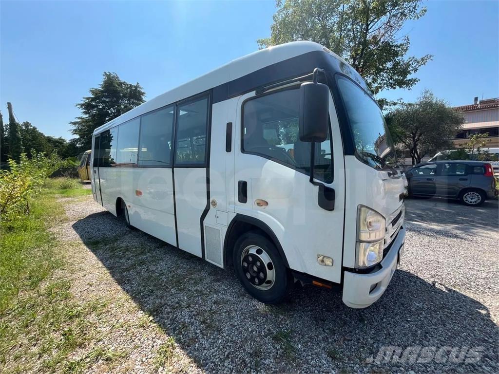 Isuzu P65 长途公共汽车