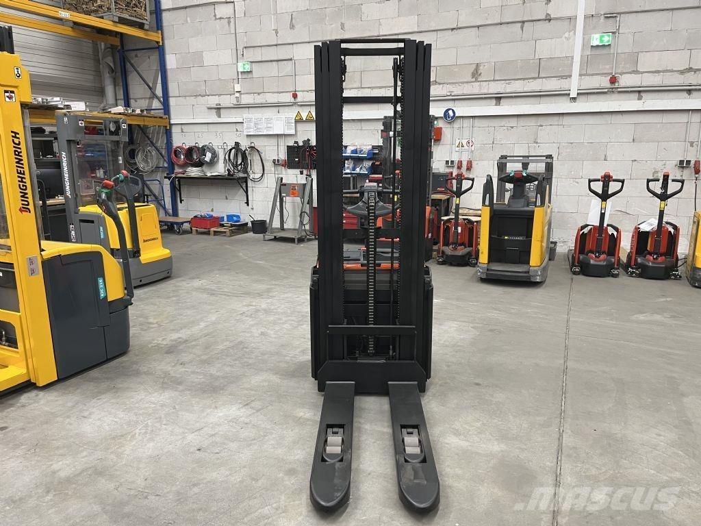 BT SWE 120 L 手推堆垛车
