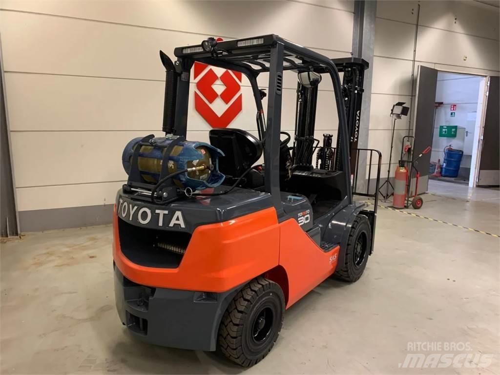 Toyota 02-8FGF30 天然气叉车
