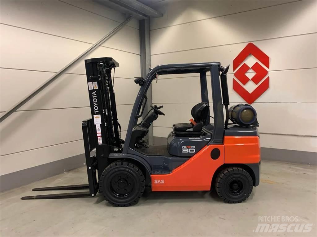 Toyota 02-8FGF30 天然气叉车