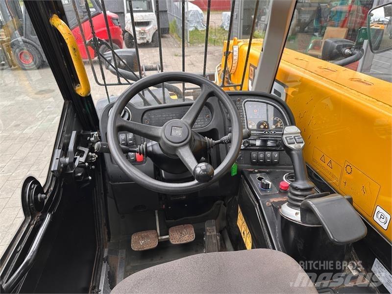 JCB 525-60 伸缩臂叉装车|叉装车