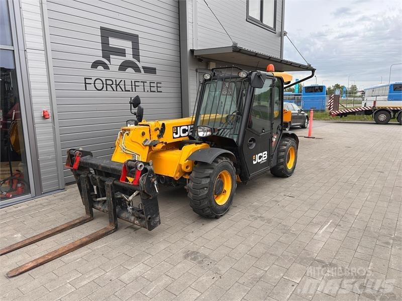 JCB 525-60 伸缩臂叉装车|叉装车
