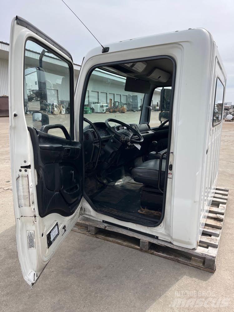 Hino 268 驾驶室与内部