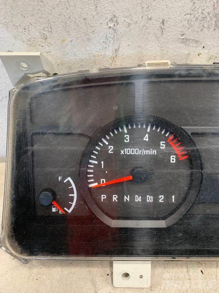 Isuzu NPR 运输工具-其他