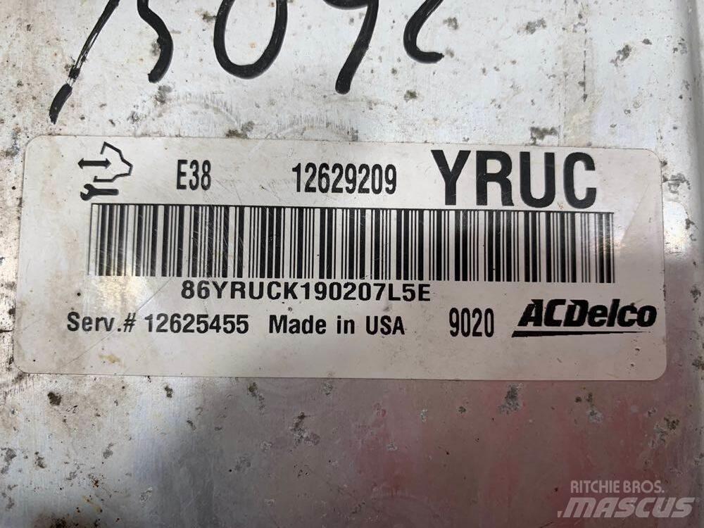 Isuzu NPR 驾驶室与内部