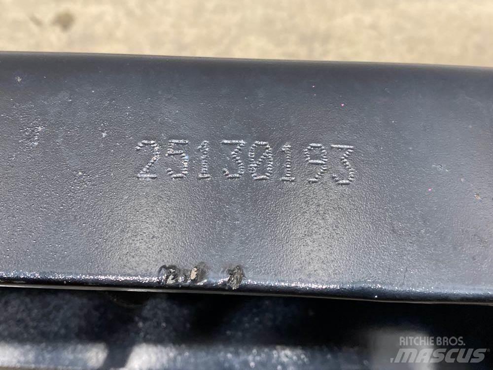Mack  运输工具-其他