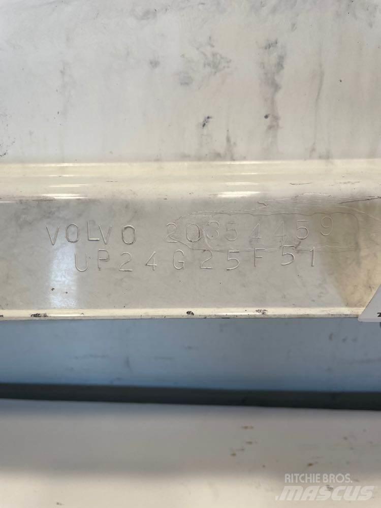 Volvo  驾驶室与内部