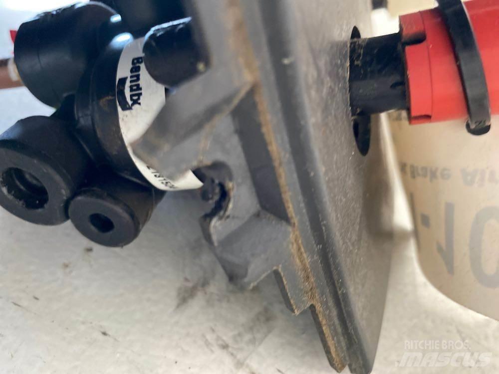 Volvo VNL 运输工具-其他