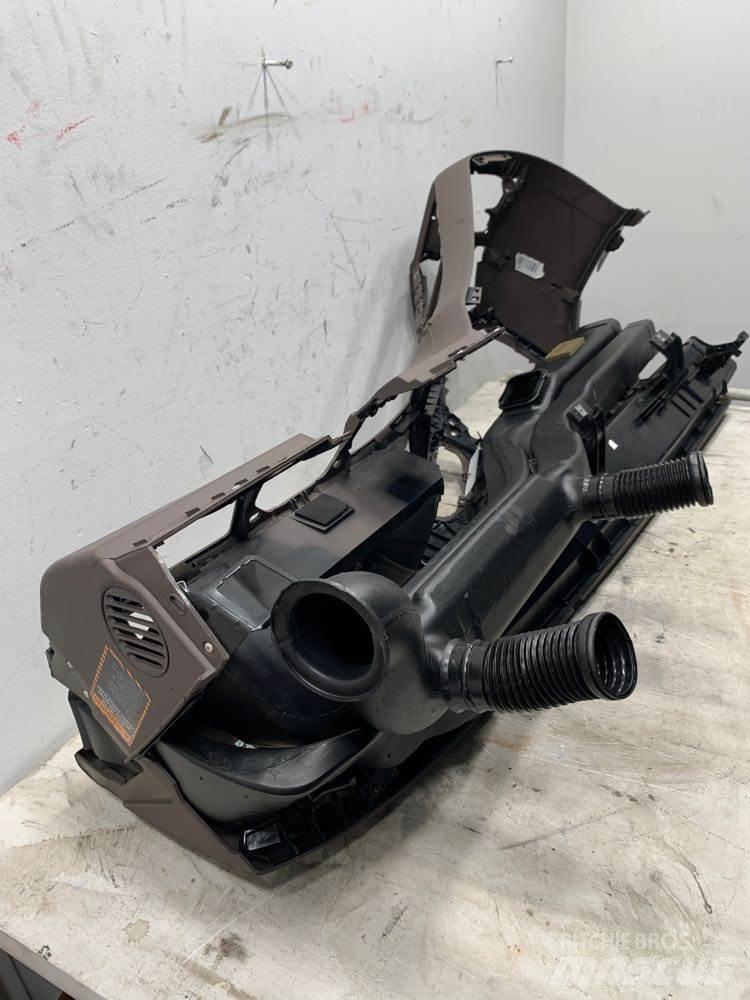 Volvo VNL 运输工具-其他